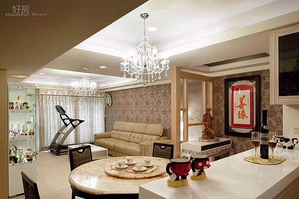 7.餐桌大理石圓桌已使用十幾年,轉盤上平時也習慣放滿水果,陳力瑜表示這種懷舊、充滿團圓的感覺,是當今流行長型餐桌無法取代的。