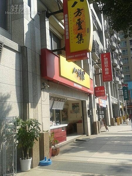 3一樓有多家美食商店進駐,提供住戶生活上需求。