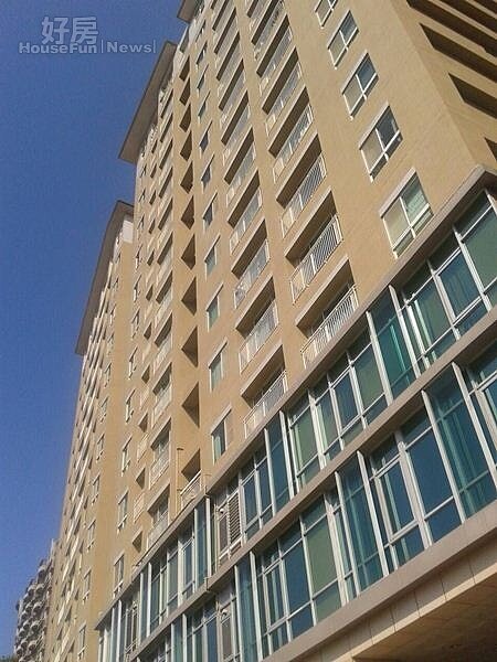 5隔壁建案「童話世紀」在中山路上也是知名大樓。