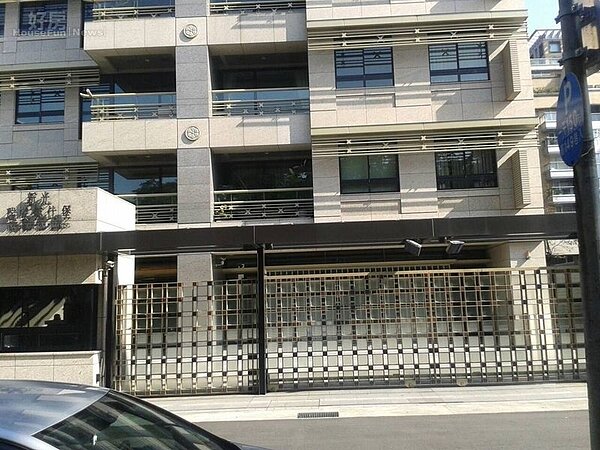 
3幾何式的大門造型特殊，與眾不同。