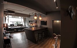 2. Tommy住辦合一的工作室，走的是灰色系的工業風。