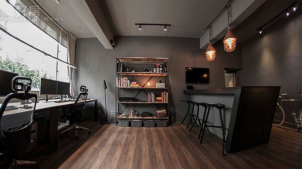 3.原本的舊窗戶改為玻璃帷幕,灰色系主調搭配柔和的黃燈,整個很有fu。