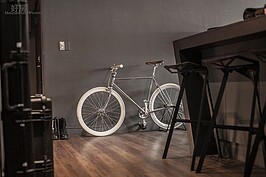 8.角落的白色腳踏車也彷彿是藝術品。
