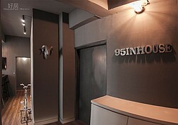 
5.玄關牆上有著公司Logo，簡單的光影投射就很有設計感。