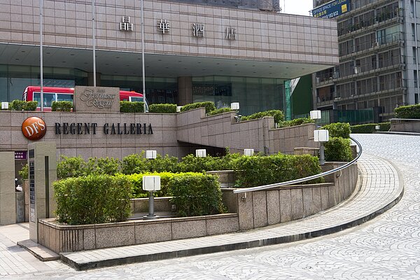 位於台北市中山北路上,鄰近中山捷運站以及林森公園地下停車場,交通便利,兼具商務及休閒的環境與功能。(圖/資料照片)