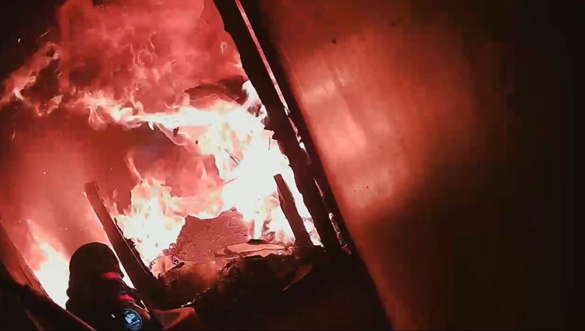 平鎮分隊獲報到場迅速佈水線搶救,成功將火勢撲滅並有效防止延燒。圖:消防局提供