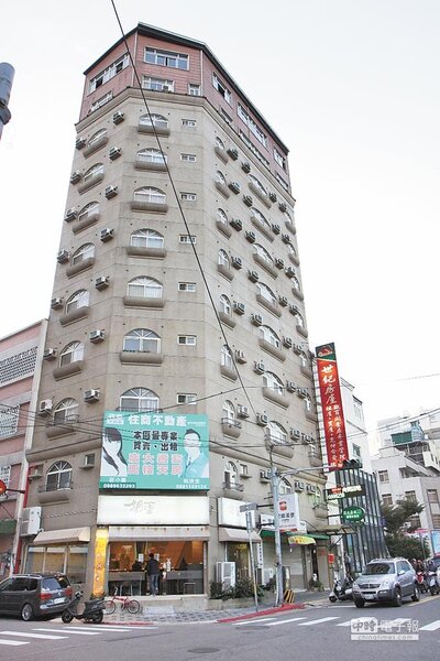 新竹市金山街違建林立,根據工務處公布的名單,還有從5樓「違法長高」變11樓的超大違建,將列優先處理目標。(黃筱珮攝)