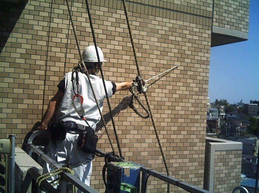 台南市工務局提醒住戶應自主檢查建築物外牆磁磚、飾材及附掛物,避免因溫度劇烈變化,引起冷縮現象而有掉落之虞。圖/台南市工務局提供