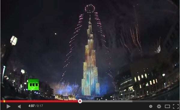 杜拜的哈里發塔在跨年夜裝上7萬片LED面板。（取自RT Youtube頻道）
