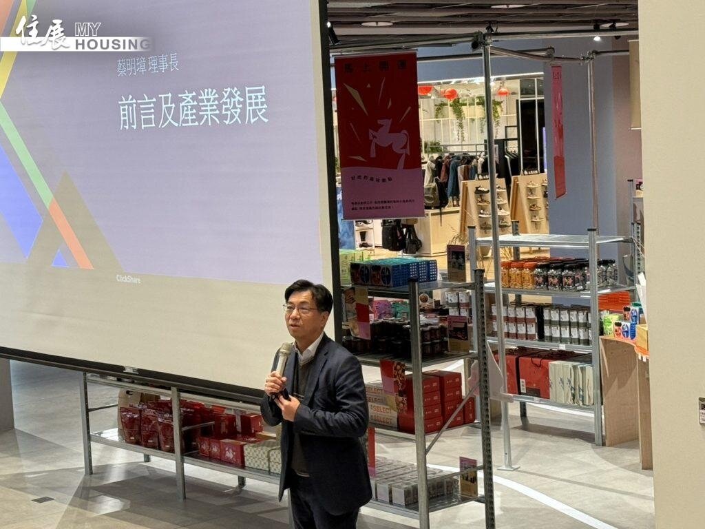中華民國購物中心暨商業地產協會發布《2026台灣購物中心產業白皮書》，由理事長蔡明彰擔任主持。圖／林鈞澤