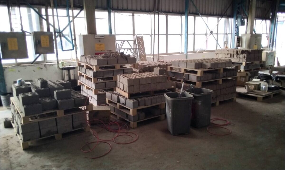 該公司以製作空心磚為名租用廠區,依據再利用許可項目,明確規範不得使用營建業相關磚瓦。圖:環保局提供