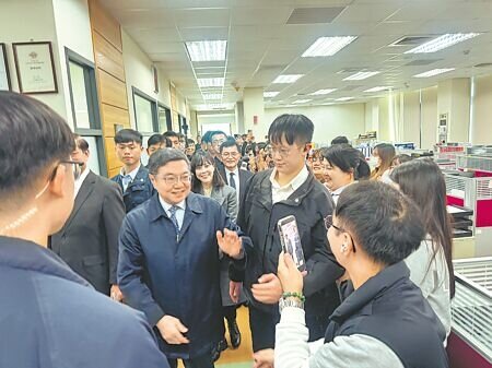 
行政院長卓榮泰23日參訪台南永康的錸恩帕斯科技公司，聽取台美關稅談判後，個別產業界的意見及需求。（曹婷婷攝）
