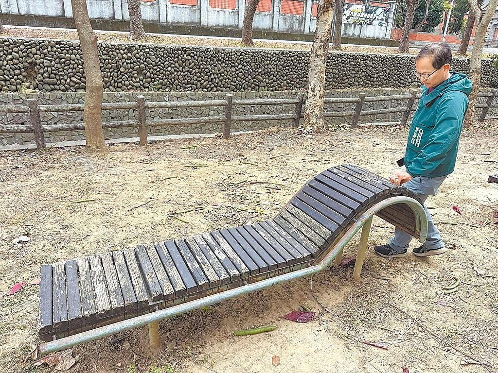 新竹市汀甫圳沿線部分區域有惡臭及周邊體健設施老舊毀損等問題，市議員曾資程要求相關單位改善。圖／曾資程提供