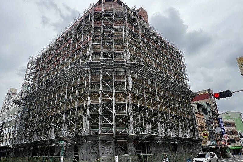 台南市中西區來亞大樓，市府工務局表示拆除工程已順利招標，預計春節後動工拆除。圖／市府工務局提供