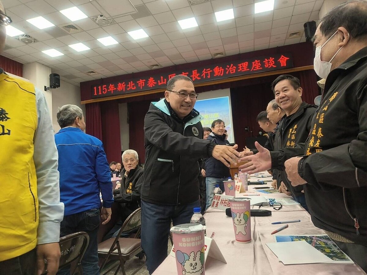 新北泰山區行動治理座談會昨登場,市長侯友宜(中)率領市府團隊與泰山區十七位里長面對面聽取地方意見。圖/聯合報記者江婉儀攝影