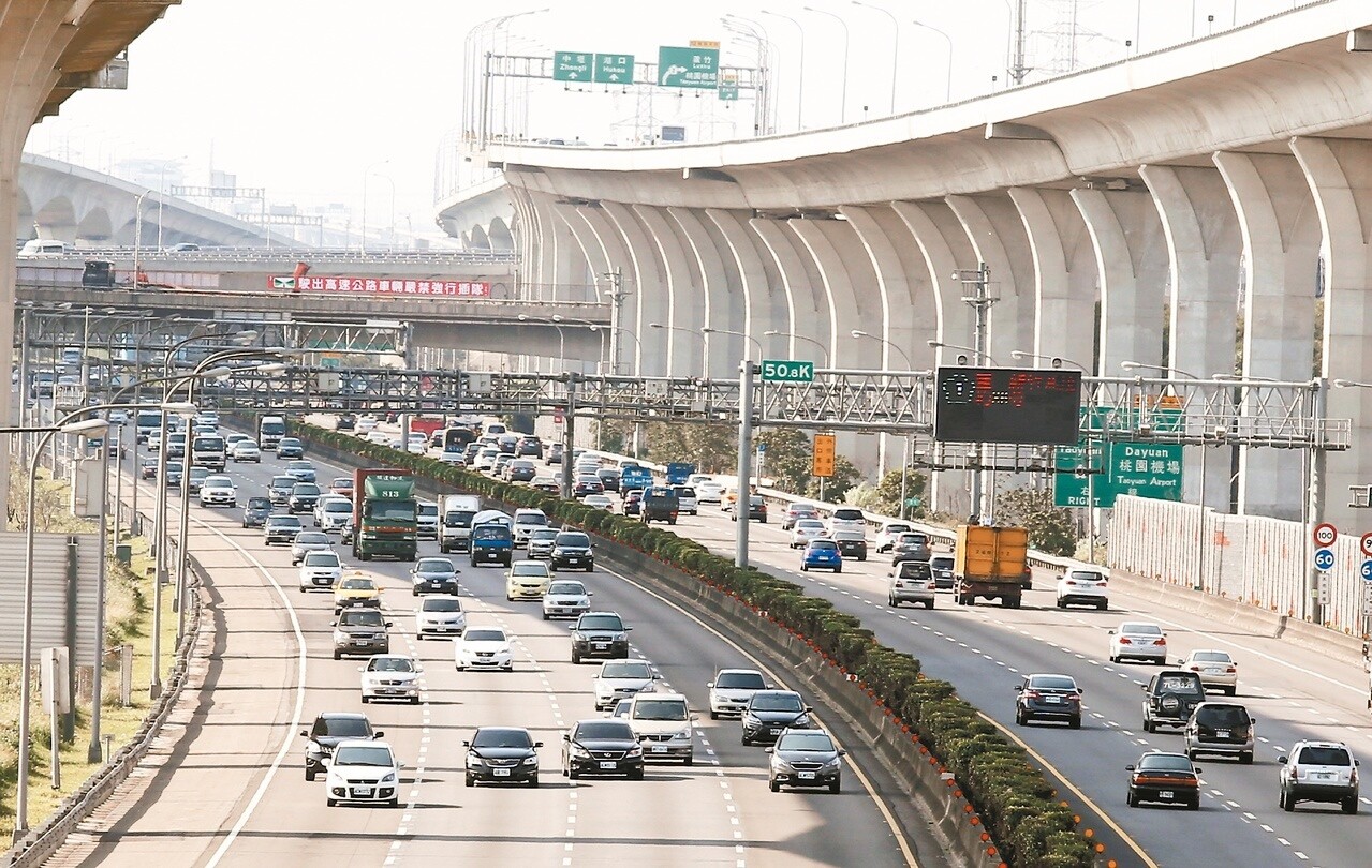 元旦連假第三天，已經開始陸續有北返車流，中山高北上桃園路段車子開始多起來了，下午可望會有一波北返車潮。 記者邱德祥／攝影