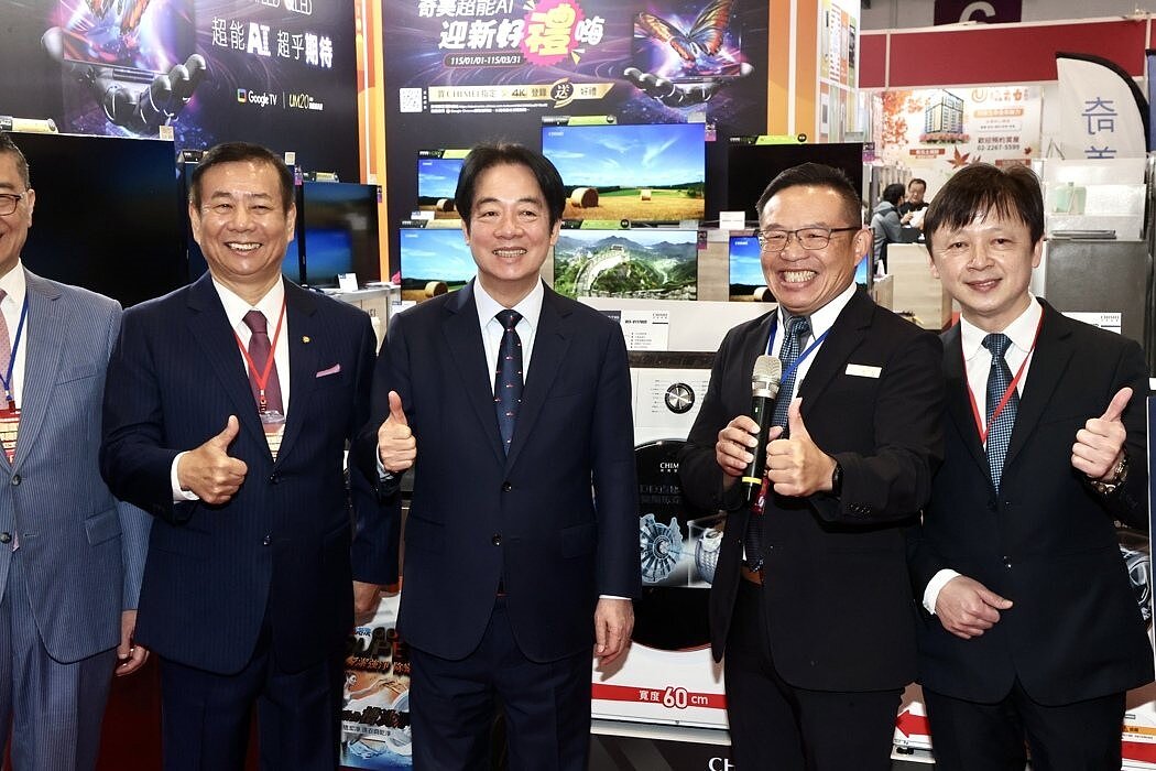 賴清德總統（右二）在台北市電器商業同業公會理事長廖全平（右一），上午前往台北世貿出席「2026台北電器空調影音年終購物展」開幕典禮，也一同參觀家電展。圖／記者黃義書攝影