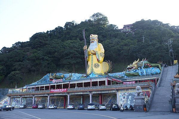 烘爐地位於新北市中和區南勢角後方的山區，擁有特殊的地理環境，造就了美不勝收的夜幕景色，入廟後，印入眼簾的是高約2公尺的土地公像，手中元寶據說摸著元寶誠心祈求，相當靈驗。（圖／資料照片）