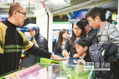 別錯過威力彩連30槓,頭獎累積金額上看17億元,為史上第4高,許多民眾得知消息,趕緊到投注站購買彩券。(林后駿攝)