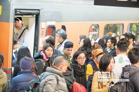 生活新聞收假了元旦4天假期結束,昨天鐵公路輸運正常。台鐵輸運人次為83.6萬,是連假中最多的一天(上圖)。台北車站湧入許多拖著大包小包的收假人潮(左圖)。(林后駿攝)