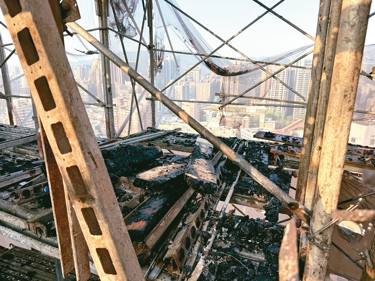 高雄市鼓山區華榮路一處新建案凌晨火警，火勢延燒3小時才撲滅。圖／高雄市工務局提供