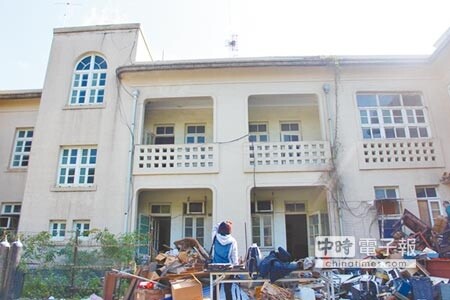 荒廢閒置 ←位於板橋區館前東路巷內、超過80年歷史的板橋放送所,將面臨拆除命運。(池雅蓉攝)