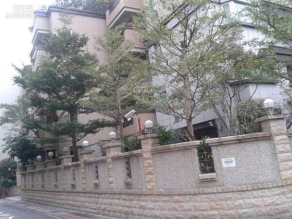 4擁有專屬獨立庭園與圍牆,深具豪宅大器。