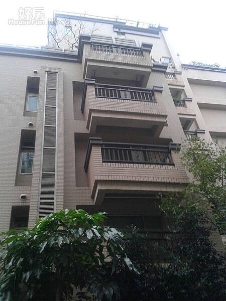 5後方高樓層陽台空間寬敞。