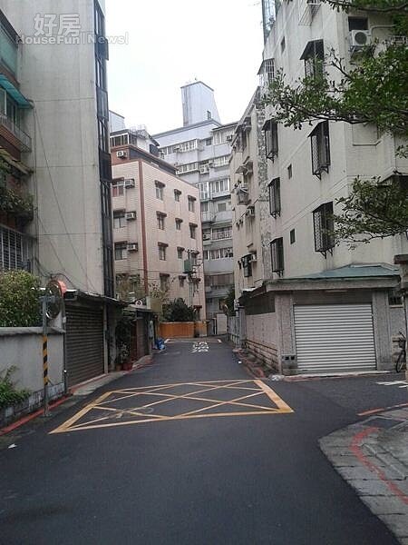 6前方馬路寬敞,可供兩輛車通行。