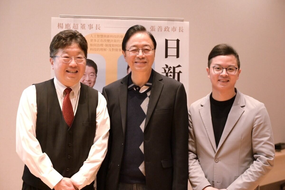 張善政(中)於座談會中與台大政經學院兼任教授楊應超(左)以及發起人凌濤(右)對談。圖：凌濤提供