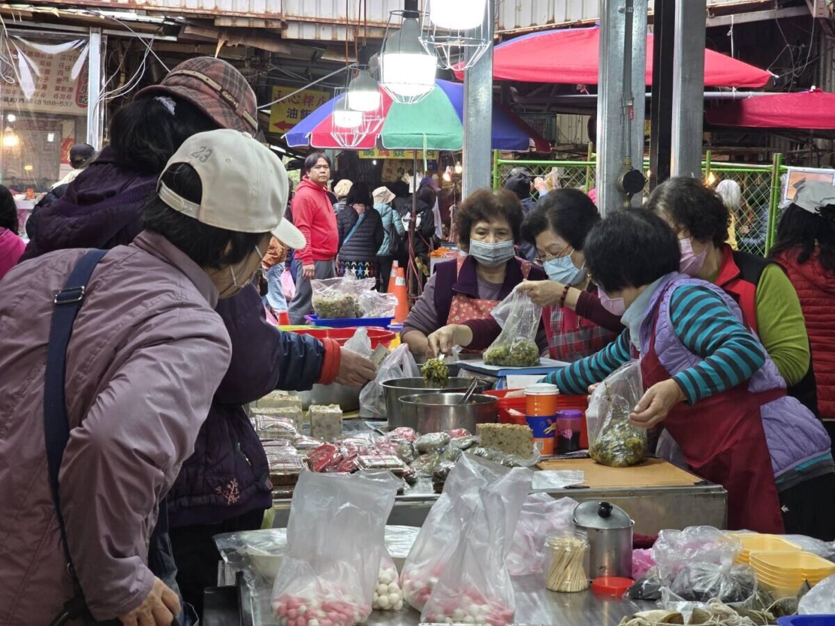 桃園南門市場歷經大火後重建，臨時攤位近日點交完畢，已有1/3的攤商今天進駐開始營業，迎來滿滿人潮。圖：李春台攝