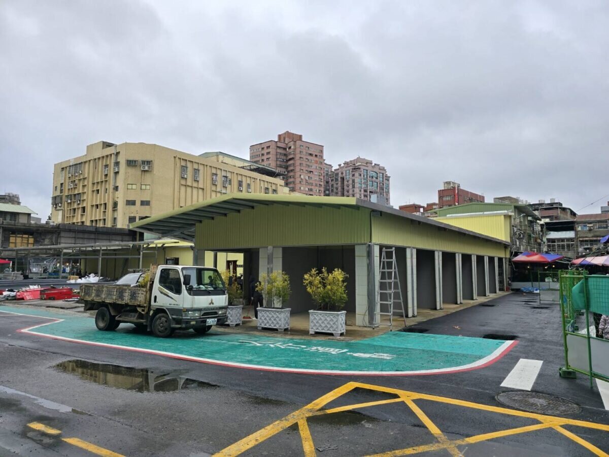 歷經火災、重建的兩個多月之後，桃園市南門市場臨時攤位於日前啟動點交作業。圖：李春台攝
