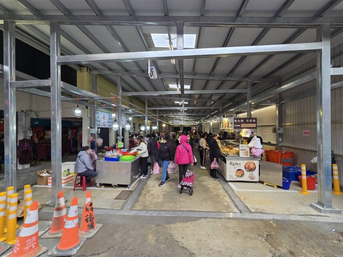 雖然是第一天開張，每攤的生意都很好，整個市場動線好，還沒滿攤就已經人潮滿滿，相信之後會越來越好。圖：李春台攝