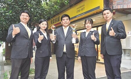 永慶房屋總經理吳良治(中)表示,永慶房屋用有溫度的服務,連續13年獲金牌肯定,更贏得消費者信賴。圖∕顏謙隆