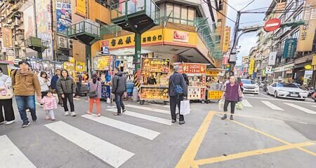 基隆市愛四路夜市日前遭民眾質疑,攤商營業時占用行人穿越道,市府會勘決定先輔導攤商改變位置,再適度調整當地的標線及號誌,以兼顧行人需求與夜市營運。(張志康攝)
