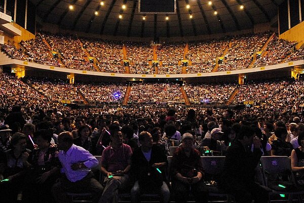 江蕙2010年演唱會人潮爆滿盛況,如今無法到台中開唱讓不少歌迷失望(翻攝自江蕙臉書)