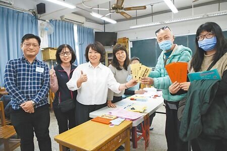 
嘉義市24日加碼普發現金6000元及65歲以上長者春節禮金1000元，民眾喜滋滋從市長黃敏惠（左三）手中接過紅包。（廖素慧攝）

