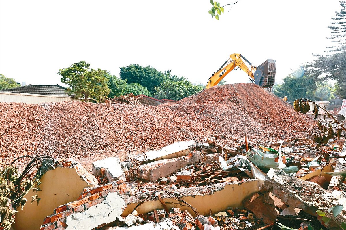 高雄市因應「土方之亂」修正收受土石方實施計畫，卻引起土木技師反彈。記者劉學聖／攝影 