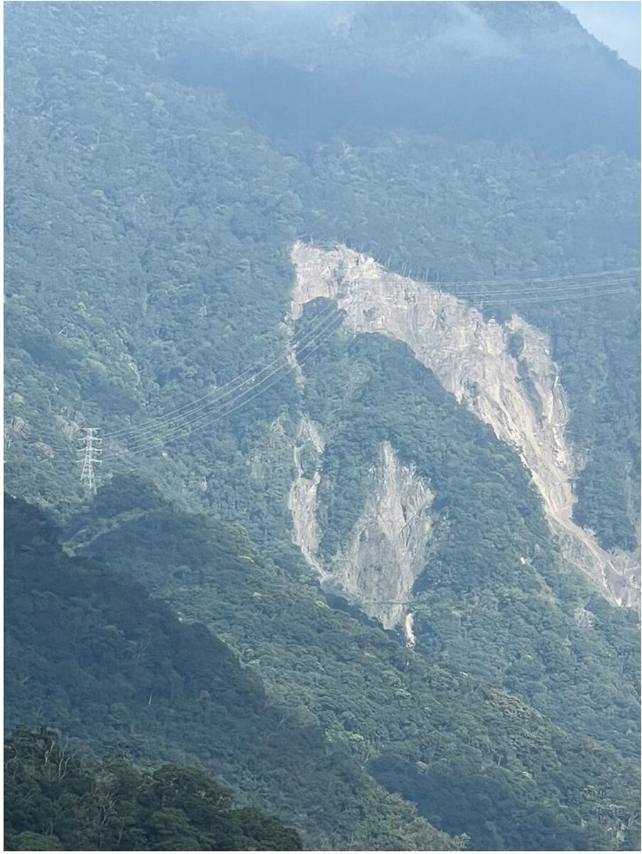 原本應該穩固的坡面,因大量土石流失,只剩零星植被勉強附著,遠遠望去,殘留的植被線條彷彿一名巨人,用身體硬撐著51號電塔的基座。圖/台電提供