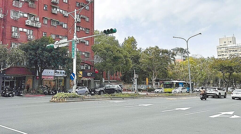 台北市許多工地已因「無處倒土」爆發停工潮，其中大安區和平東路二段96巷的分隔島，原訂民國114年12月就應拆除，卻因挖出來的土石無處可倒，導致工程停擺。圖／台北市議員王欣儀研究室提供