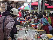 桃園南門市場回來了！臨時攤位開張首日湧人潮　商家讚動線好、採光佳