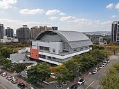 斥資3.9億！台中烏日全民運動館完工驗收中　橘色夕陽外觀成新地標