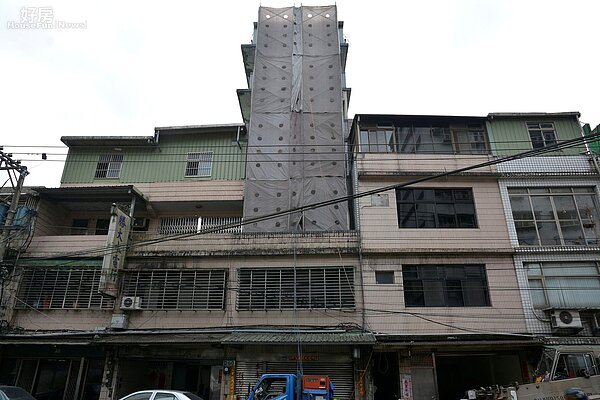 新北最大違建位於新店區北宜路段,原為三層樓卻蓋到六層樓高。(好房網News記者 陳韋帆/攝影)