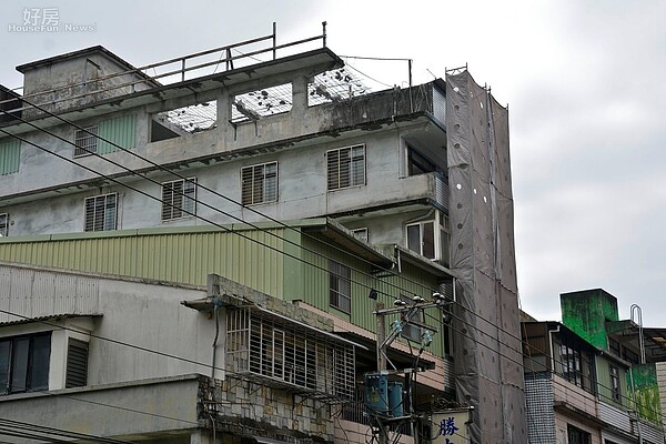 新北最大違建位於新店區北宜路段，原為三層樓卻蓋到六層樓高。（好房網News記者 陳韋帆／攝影）