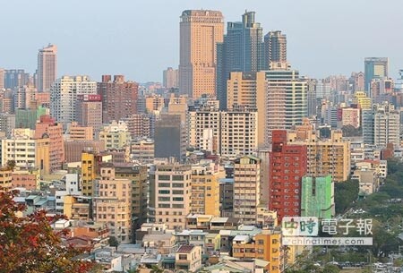 高雄房市去年交易冷清,比前年減少約11%。(謝明祚攝)