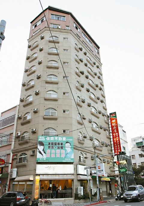 竹科旁有「金山街101」之稱的違建，屋主因輿論壓力，約4天前找來工人拆除。 記者王敏旭／攝影