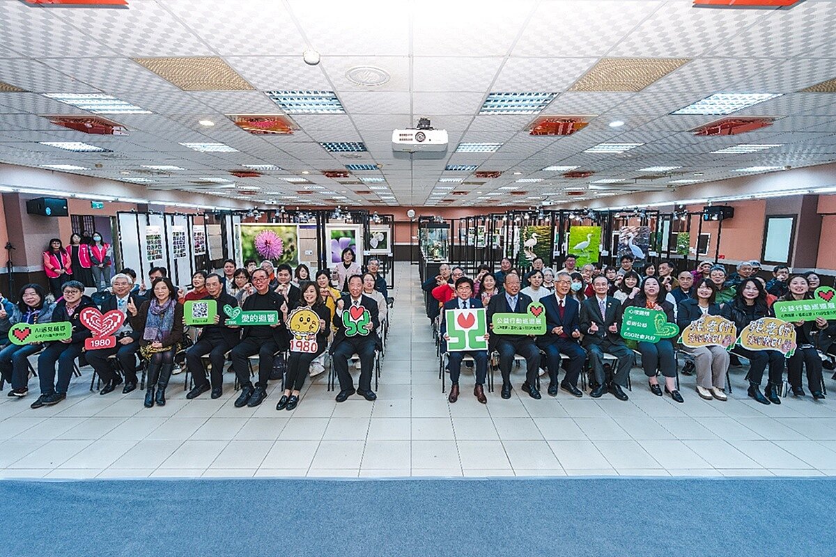張老師基金會主辦,攜手龍寶建設、生產力建設、麗明營造三位企業領袖共同發起的「1980愛的迴響-公益行動巡迴展」,於1月23日在台北劍潭活動中心正式揭開序幕。圖/張老師基金會提供