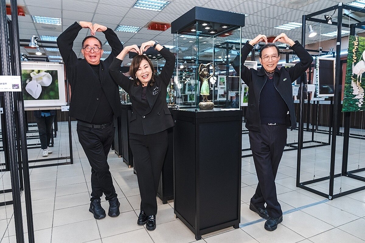 左起麗明營造吳春山董事長、龍寶建設董事長張麗莉、生產力建設董事長張忠弘,透過透過藝術創作,為社會搭建一座座心靈的避風港。圖/張老師基金會提供