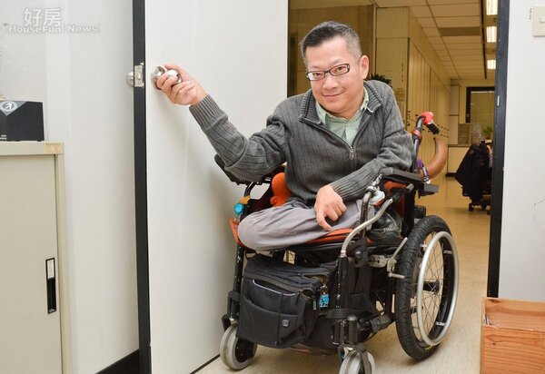 唐峰正認為，通用設計不僅止於殘障人士的便利，對於老人、小孩都有不錯的幫助，例如門把高度降低就可以讓小孩開門更輕鬆（好房網News記者 陳韋帆／攝影）