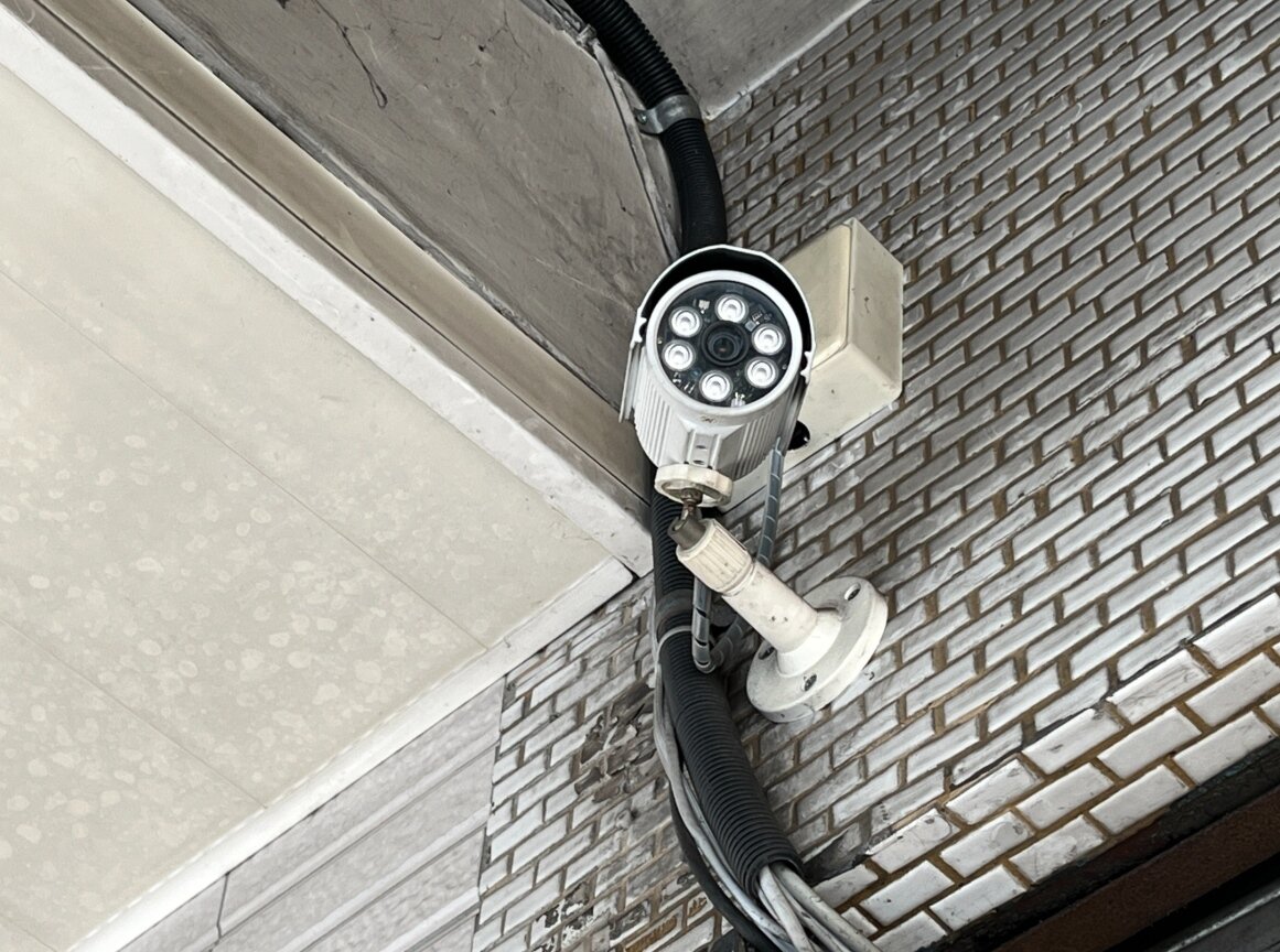 陳姓女子自行將曹姓鄰居裝在地下停車場的二支監視器拆下，又拔除曹裝在自家大門口的監視器充電座，法院判處拘役40日。示意圖／本報資料照片 